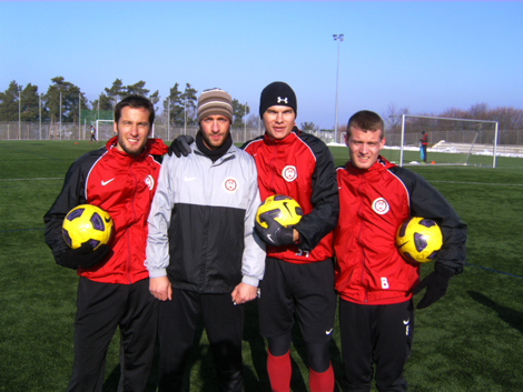 Ralf Ohrmann und Spieler des SV Wehen Wiesbaden